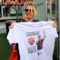 Ilary Blasi festeggia le 600 presenze di Totti con maglia e bacio.