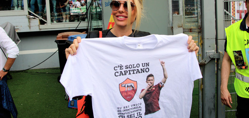 Ilary Blasi festeggia le 600 presenze di Totti con maglia e bacio.