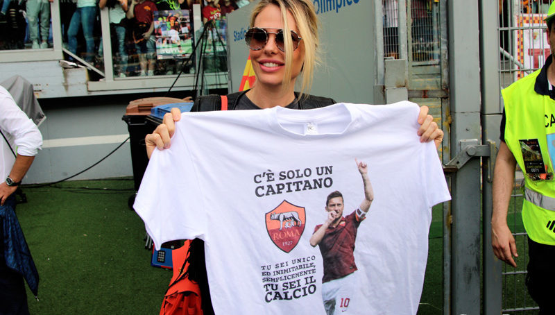 Ilary Blasi festeggia le 600 presenze di Totti con maglia e bacio.