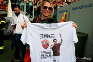 Anche Ilary Blasi festeggia le 600 di Totti maglia e bacio in campo (4)