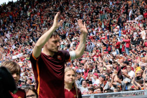 Francesco Totti leggendario, 600 presenze in A con la Roma. L'Olimpico si inchina al suo capitano