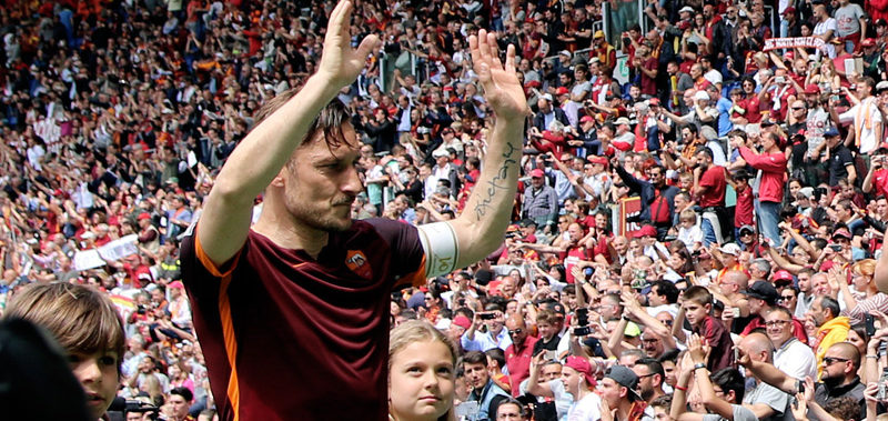 “Totti leggendario, 600 presenze in A con la Roma. L’Olimpico si inchina al suo capitano”