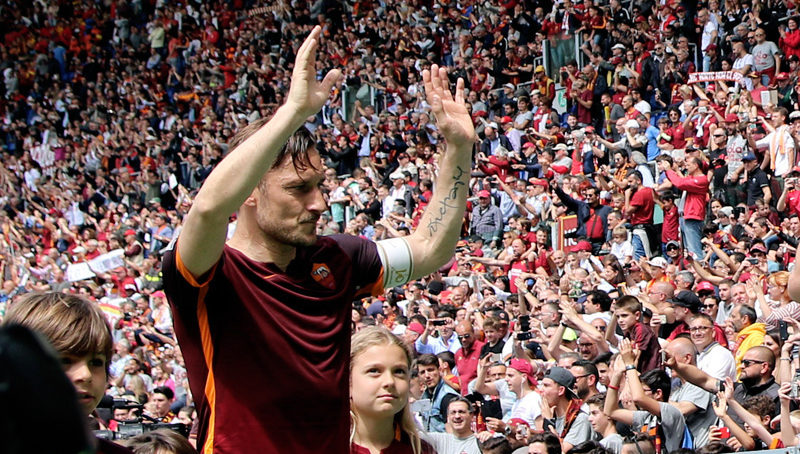 “Totti leggendario, 600 presenze in A con la Roma. L’Olimpico si inchina al suo capitano”