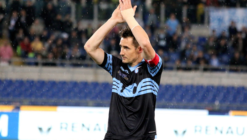 Lazio – Klose day – Miro saluta con goal su rigore in un Olimpico pieno ad applaudirlo.