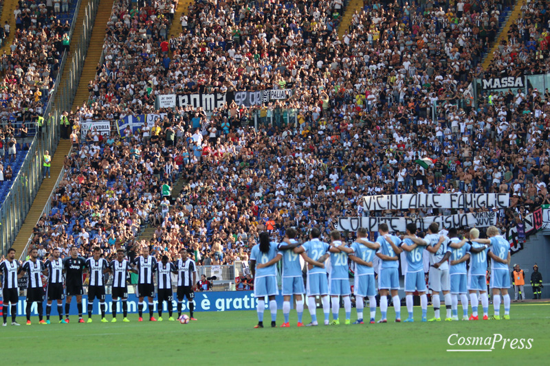 Il mondo del calcio in lutto per il terremoto.Fascia nera, striscioni, maglia "noi con voi" ed Inno di Mameli all'Olimpico. [Foto Cosimo Martemucci]