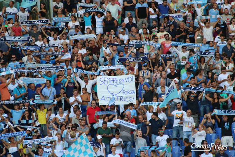 Il mondo del calcio in lutto per il terremoto.Fascia nera, striscioni, maglia "noi con voi" ed Inno di Mameli all'Olimpico. [Foto Cosimo Martemucci]