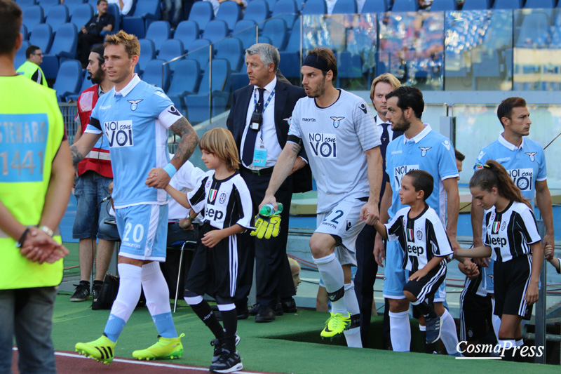 Il mondo del calcio in lutto per il terremoto.Fascia nera, striscioni, maglia "noi con voi" ed Inno di Mameli all'Olimpico. [Foto Cosimo Martemucci]