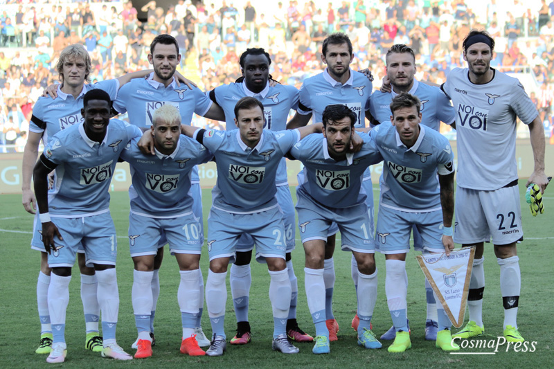 Il mondo del calcio in lutto per il terremoto.Fascia nera, striscioni, maglia "noi con voi" ed Inno di Mameli all'Olimpico. [Foto Cosimo Martemucci]