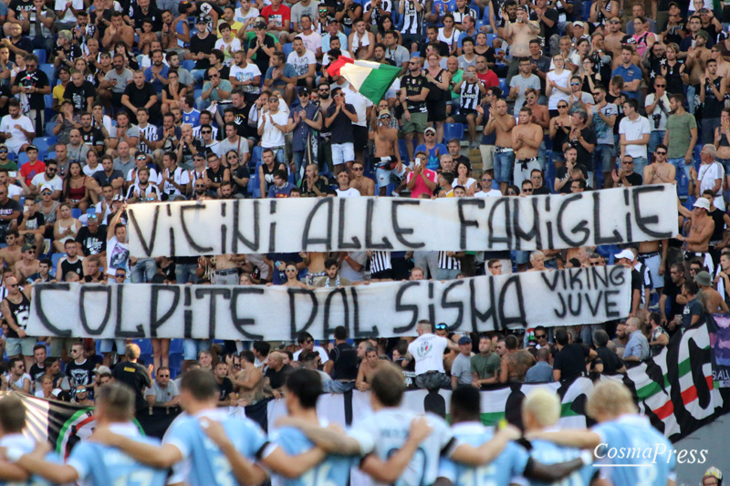 Il mondo del calcio in lutto per il terremoto.Fascia nera, striscioni, maglia "noi con voi" ed Inno di Mameli all'Olimpico. [Foto Cosimo Martemucci]