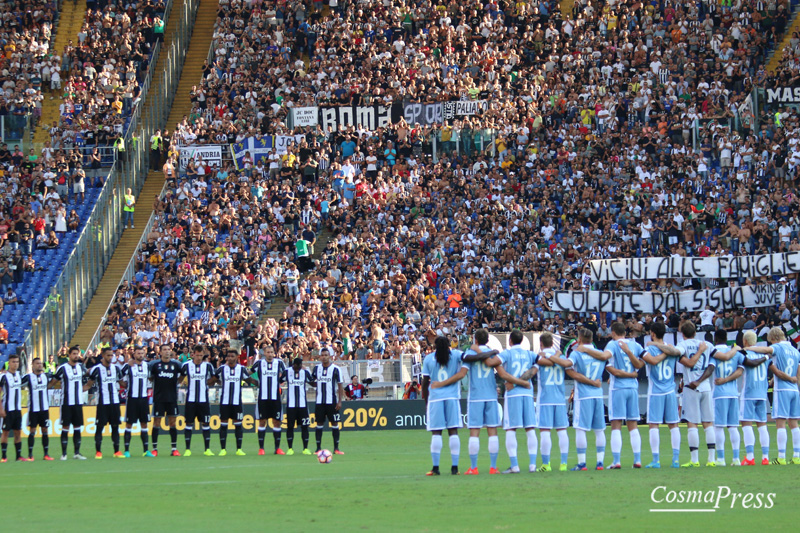 Il mondo del calcio in lutto per il terremoto.Fascia nera, striscioni, maglia "noi con voi" ed Inno di Mameli all'Olimpico. [Foto Cosimo Martemucci]