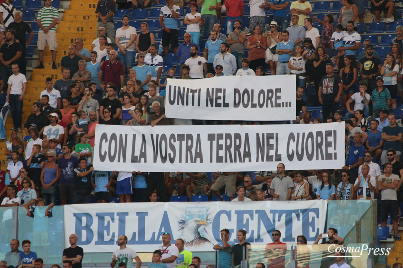 Il mondo del calcio in lutto per il terremoto.Fascia nera, striscioni, maglia "noi con voi" ed Inno di Mameli all'Olimpico. [Foto Cosimo Martemucci]