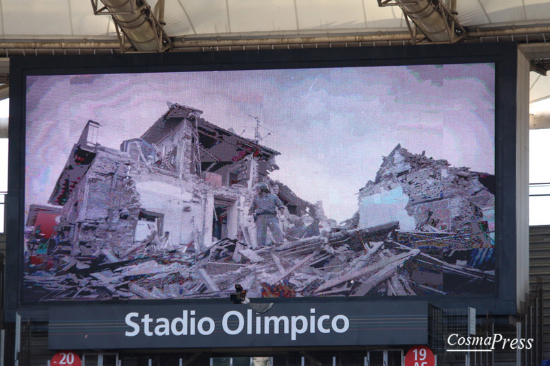 Il mondo del calcio in lutto per il terremoto.Fascia nera, striscioni, maglia "noi con voi" ed Inno di Mameli all'Olimpico. [Foto Cosimo Martemucci]