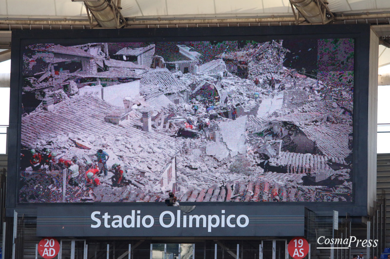 Il mondo del calcio in lutto per il terremoto.Fascia nera, striscioni, maglia "noi con voi" ed Inno di Mameli all'Olimpico. [Foto Cosimo Martemucci]