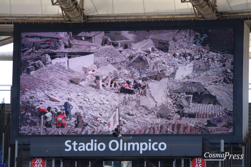 Il mondo del calcio in lutto per il terremoto.Fascia nera, striscioni, maglia "noi con voi" ed Inno di Mameli all'Olimpico. [Foto Cosimo Martemucci]