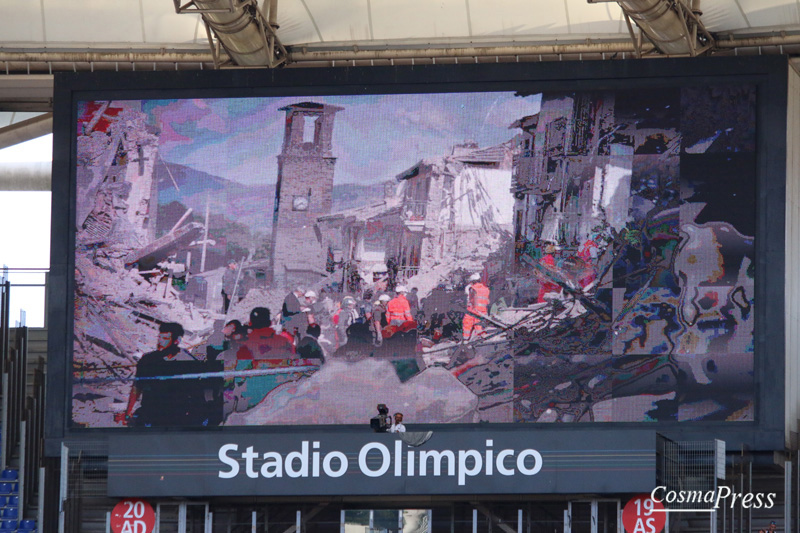 Il mondo del calcio in lutto per il terremoto.Fascia nera, striscioni, maglia "noi con voi" ed Inno di Mameli all'Olimpico. [Foto Cosimo Martemucci]