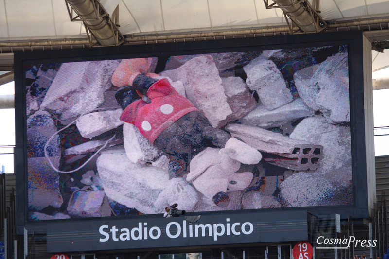 Il mondo del calcio in lutto per il terremoto.Fascia nera, striscioni, maglia "noi con voi" ed Inno di Mameli all'Olimpico. [Foto Cosimo Martemucci]