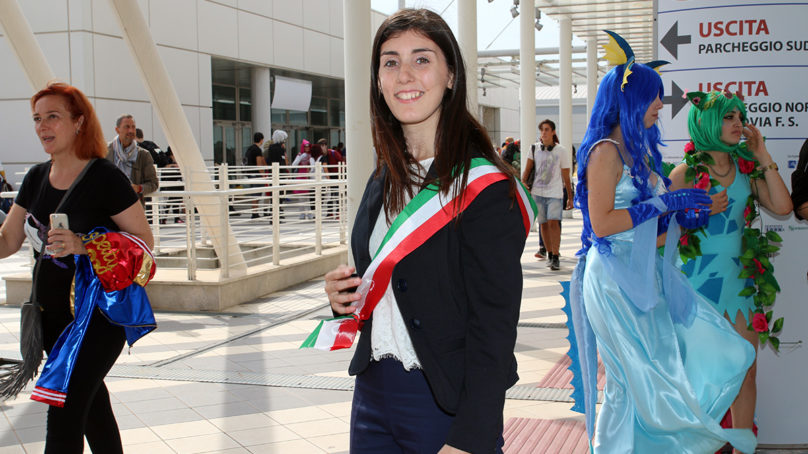 Curiosità – Il Cosplay di Virginia Raggi sbarca al Romics. Video