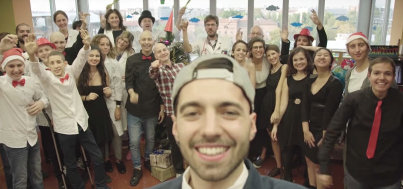 La canzone di Natale “Smile! It’s Christmas Day ” supera il milione di visualizzazioni. Un inno alla vita.