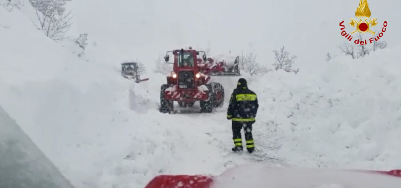 Terremoto nel Centro Italia – Vigili del Fuoco salvano mamma e bambino da Macerie. Ad Amatrice crolla il campanile Sant’Agostino