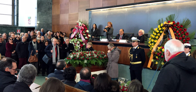 Tullio De Mauro, l’ultimo abbraccio nella “sua” Sapienza in un aula gremita.Presenti Raggi, Visco e Franceschini.