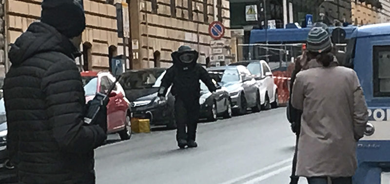 Roma – Pacco sospetto in via Cavour. In azione gli artificieri della Polizia di Stato. Allarme rientrato.