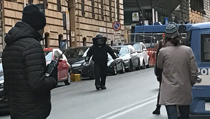 Roma – Pacco sospetto in via Cavour. In azione gli artificieri della Polizia di Stato. Allarme rientrato.