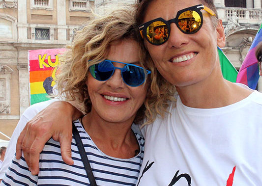 Eva Grimaldi ed Imma Battaglia sorridenti al Pride2017, si conobbero 7 anni fa.