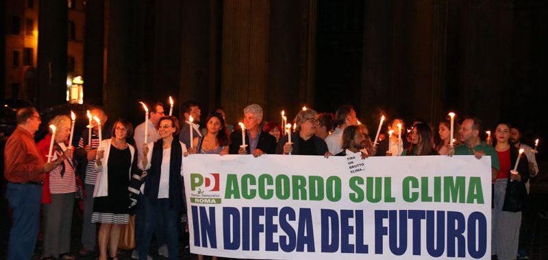 Roma, Fiaccolata Pd per il accordi sul clima al Pantheon – LE FOTO