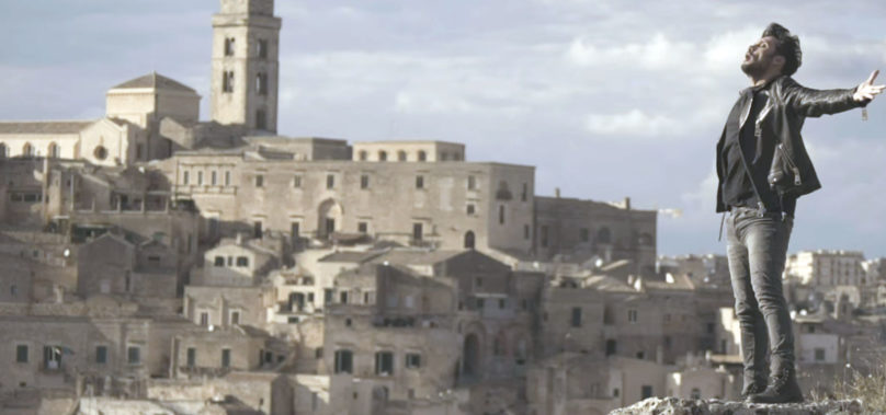 Fabrizio Moro duetta coi Sassi di Matera nel nuovo singolo La Felicità. Video