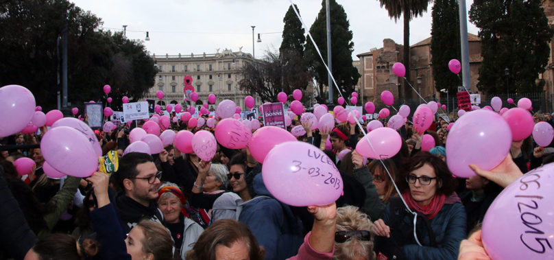 FlashMob, un mare di palloncini con i nomi delle vittime del femminicio. Da inizio anno114.