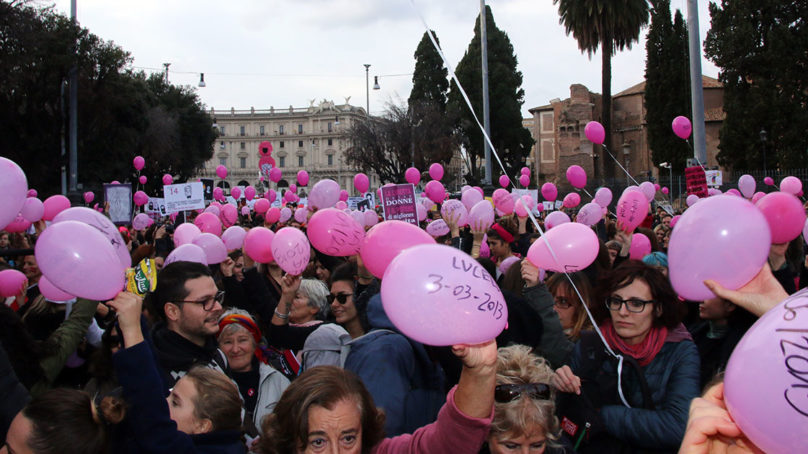 FlashMob, un mare di palloncini con i nomi delle vittime del femminicio. Da inizio anno114.