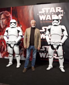 Milano, 12 dicembre 2017 – Ieri sera a Napoli numerose stelle italiane dello spettacolo, dello sport e del web hanno brillato sul carpet dell’attesissimo Star Wars: Gli Ultimi Jedi. Scritto e diretto da Rian Johnson, il film arriverà nelle sale italiane domani, mercoledì 13 dicembre, in oltre 850 copie distribuito da The Walt Disney Company Italia. In occasione della proiezione speciale del nuovo capitolo della saga targata Lucasfilm, hanno sfilato sul carpet, accompagnate dal droide BB-8 e dagli Stormtrooper in un’atmosfera a tema Star Wars, celebrities del mondo dello spettacolo come Serena Autieri, Tea Falco, Angela e Marianna Fontana, Arturo Muselli, Loris De Luna, Lucianna De Falco, Francesco Vitiello, Miriam Candurro, Claudia Ruffo, Lorenzo Sarcinelli, Marina Tagliaferri, Luca Turco, Giorgia Gianetiempo, Patrizio Rispo, Ilenia Lazzarin, Raffaele Imparato; del mondo dello sport come i Campioni del Mondo e Medaglie Olimpiche Giovanni Abagnale e Giuseppe Vicino; del mondo del web come Casa Surace e The Jackal; e molti altri ancora.