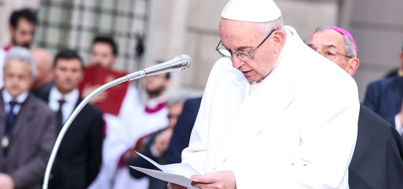 Papa Francesco a Piazza di Spagna rende omaggio all’Immacolata Vergine Maria