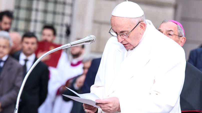 Papa Francesco a Piazza di Spagna rende omaggio all’Immacolata Vergine Maria