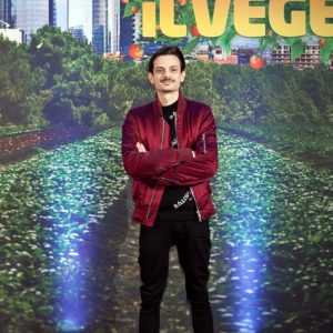 Il Vegetale è la nuova commedia scritta e diretta da Gennaro Nunziante che vede protagonista Fabio Rovazzi al suo esordio come attore, con Luca Zingaretti, Ninni Bruschetta, Paola Calliari, Alessio Giannone e la giovanissima Rosy Franzese. Il film, prodotto da Piero Crispino per 3zero2 e co-prodotto da The Walt Disney Company Italia, in collaborazione con Sky Cinema, uscirà nelle sale italiane giovedì 18 gennaio 2018, distribuito da The Walt Disney Company Italia. Sinossi: Gennaro Nunziante porta sul grande schermo l’esilarante storia di Fabio, giovane neolaureato che non riesce a trovare un lavoro, alle prese con un padre ingombrante e una sorellina capricciosa e viziata. Entrambi lo considerano un “vegetale”. Un evento inatteso cambierà improvvisamente i ruoli. Fra situazioni comiche e trovate paradossali, il protagonista dovrà reinventare la sua vita.