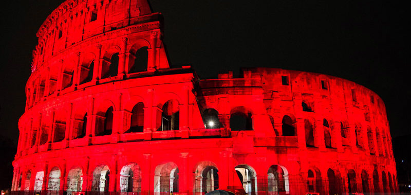 Video – Roma Colosseo si illumina di rosso come il sangue dei martiri cristiani