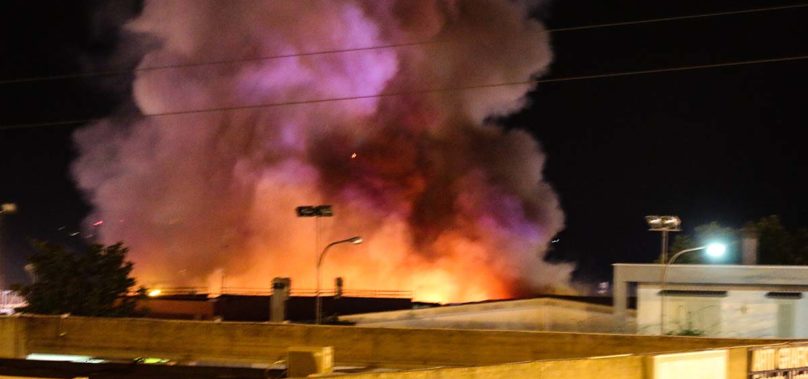 Video, Incendio nella notte a Matera, distrutta un’azienda di detergenti.