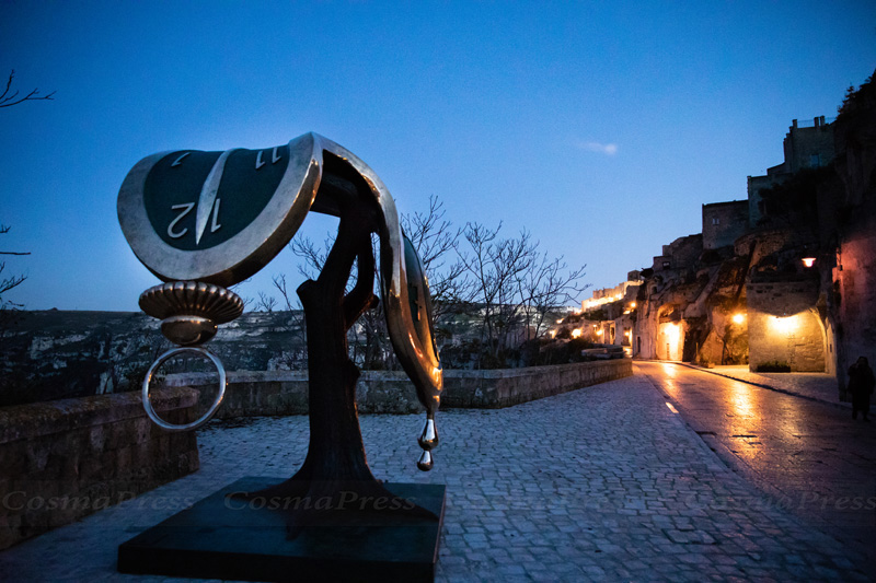 Mostra Dalì a Matera, Un orologio molle in via Madonna delle Virtù, nella strada che collega il Sasso Barisano al Sasso Caveoso