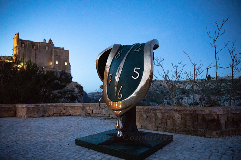 Mostra Dalì a Matera, Un orologio molle in via Madonna delle Virtù, nella strada che collega il Sasso Barisano al Sasso Caveoso