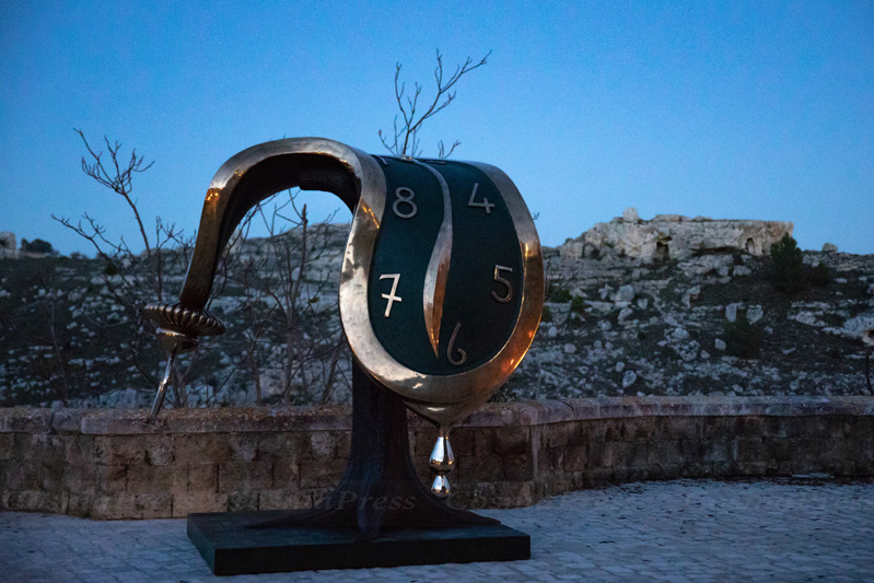 Mostra Dalì a Matera, Un orologio molle in via Madonna delle Virtù, nella strada che collega il Sasso Barisano al Sasso Caveoso