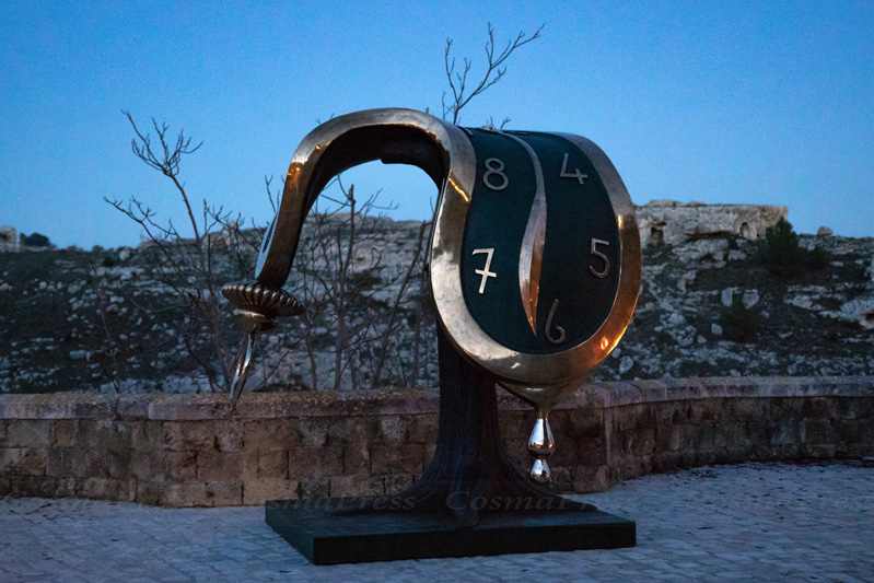 Mostra Dalì a Matera, Un orologio molle in via Madonna delle Virtù, nella strada che collega il Sasso Barisano al Sasso Caveoso