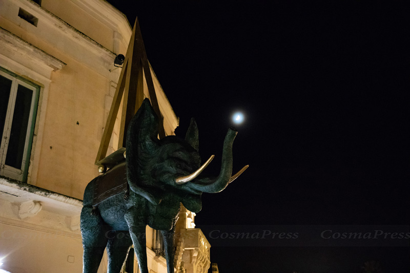 Mostra Dalì a Matera. un elefante spaziale all’incrocio tra piazza Vittorio Veneto e via San Biagio.