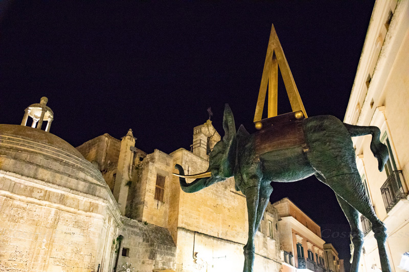 Mostra Dalì a Matera. un elefante spaziale all’incrocio tra piazza Vittorio Veneto e via San Biagio.