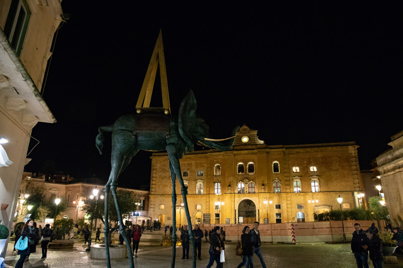 Mostra Dalì a Matera. un elefante spaziale all’incrocio tra piazza Vittorio Veneto e via San Biagio.