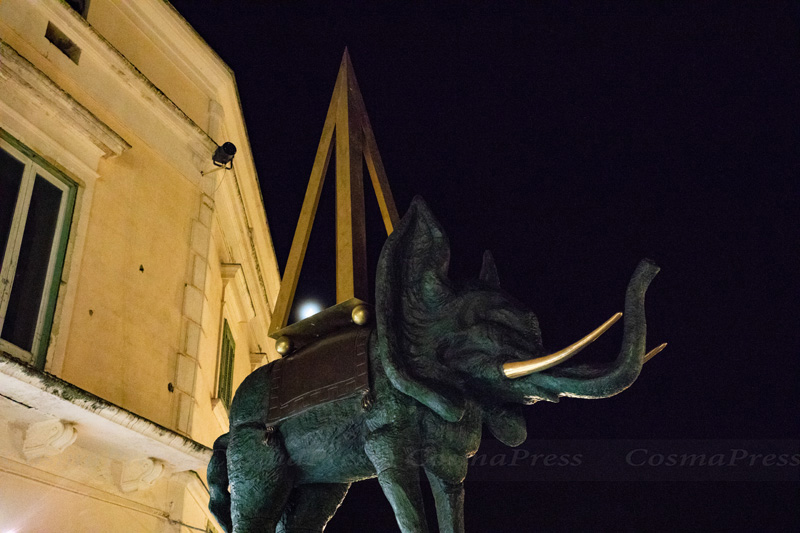 Mostra Dalì a Matera. un elefante spaziale all’incrocio tra piazza Vittorio Veneto e via San Biagio.