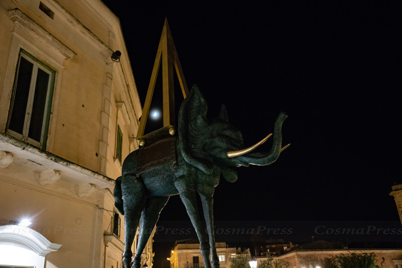 Mostra Dalì a Matera. un elefante spaziale all’incrocio tra piazza Vittorio Veneto e via San Biagio.