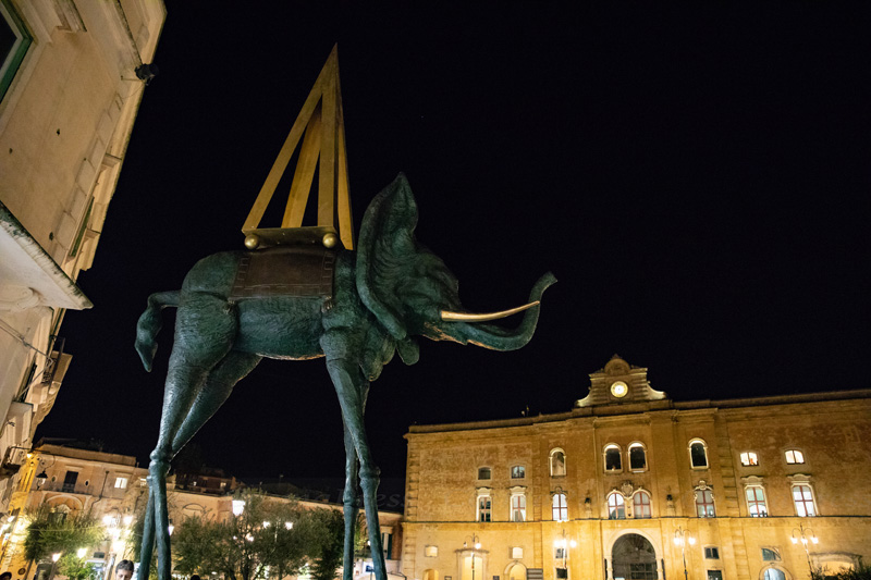 Mostra Dalì a Matera. un elefante spaziale all’incrocio tra piazza Vittorio Veneto e via San Biagio.