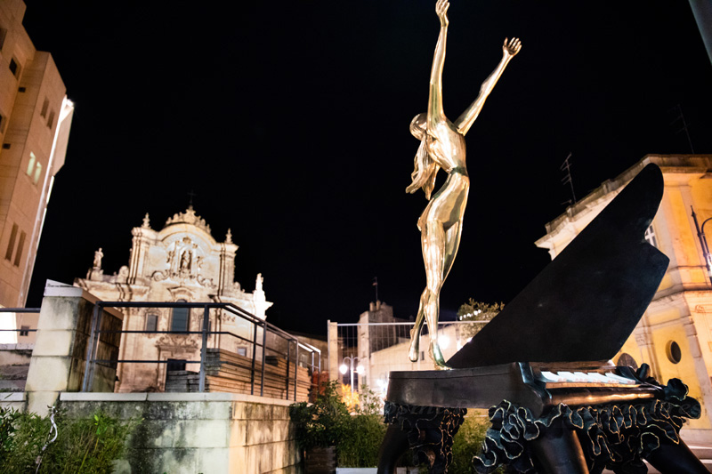 Mostra Dalì a Matera. un pianoforte in piazza San Francesco d’Assisi.