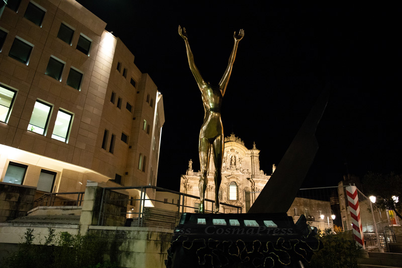 Mostra Dalì a Matera. un pianoforte in piazza San Francesco d’Assisi.