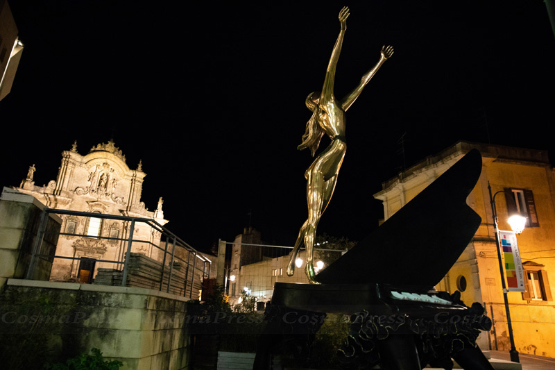 Mostra Dalì a Matera. un pianoforte in piazza San Francesco d’Assisi.